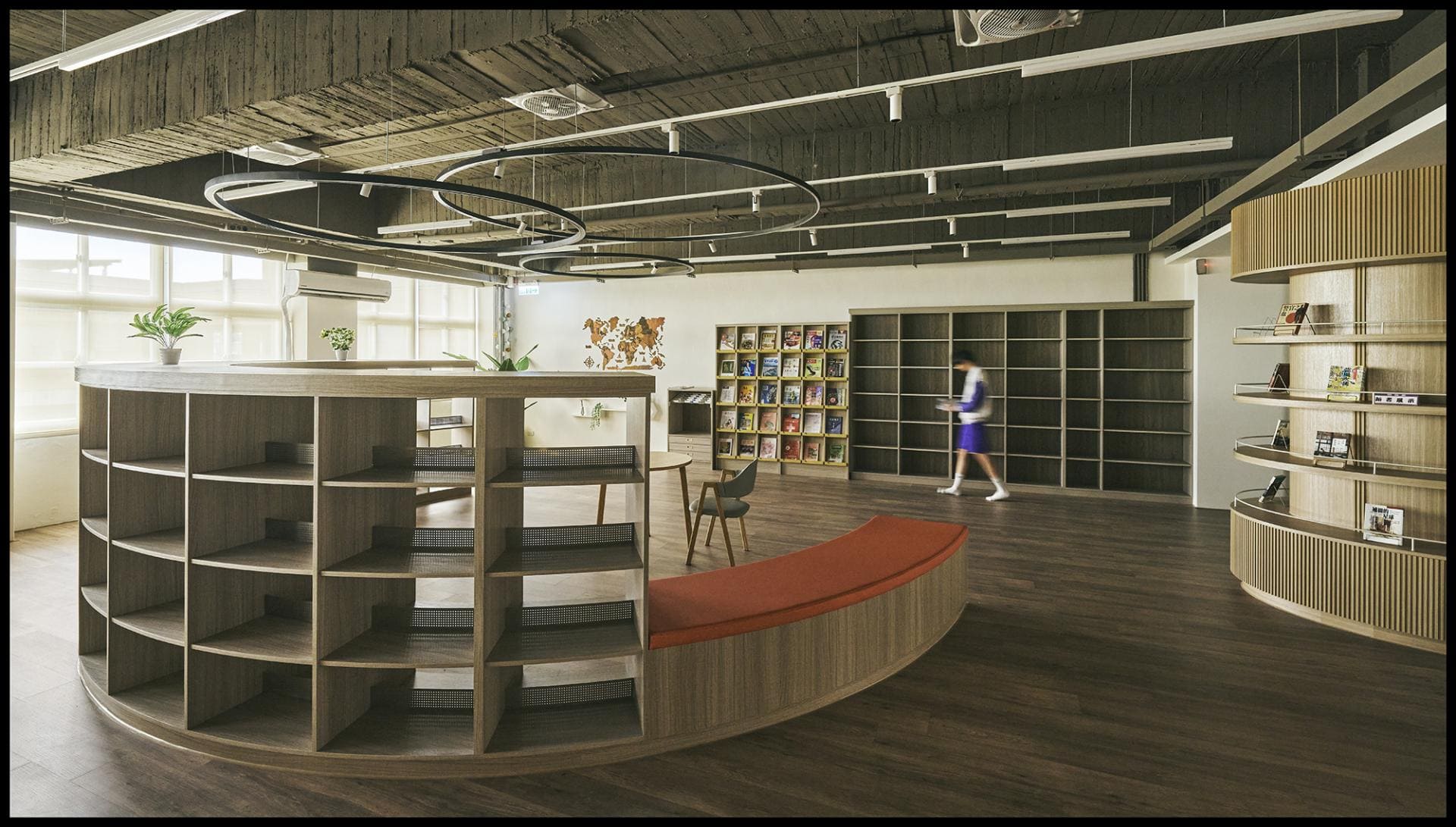 頭份建國國中 圖書館 1